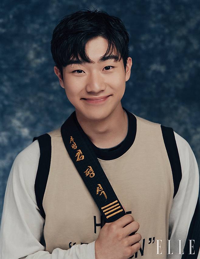 평석이 입은 티셔츠는 Sunnei.