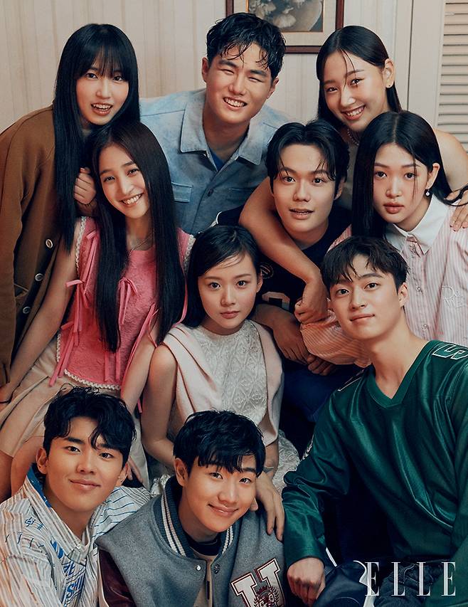 (왼쪽 위 부터 시계 방향으로) 서현이 입은 재킷은 스타일리스트 소장품. 상원이 입은 하늘색 재킷은 Beyond Closet. 희지가 입은 톱은 We11Done. 예린이 입은 스트라이프 셔츠는 Dew E Dew E. 지민이 입은 티셔츠는 Chuck. 세연이 입은 그린 톱은 Supreme. 데님 팬츠는 스타일리스트 소장품. 지우가 입은 화이트 드레스는 Bmuet(Te). 카디건은 에디터 소장품. 평석이 입은 스타디움 재킷은 Tommy Hilfiger. 정윤이 입은 스트라이프 셔츠는 Doublet. 서영이 입은 핑크 톱은 Bmuet(Te).스커트는 Tommy Hilfiger.