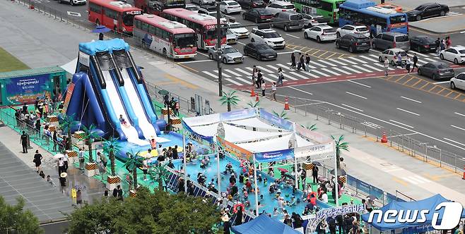 28일 서울 종로구 광화문광장에서 열린 '2023 서울썸머비치'에서 어린이들이 워터 슬라이드와 수영을 즐기며 더위를 식히고 있다. 2023.7.28/뉴스1 ⓒ News1 허경 기자
