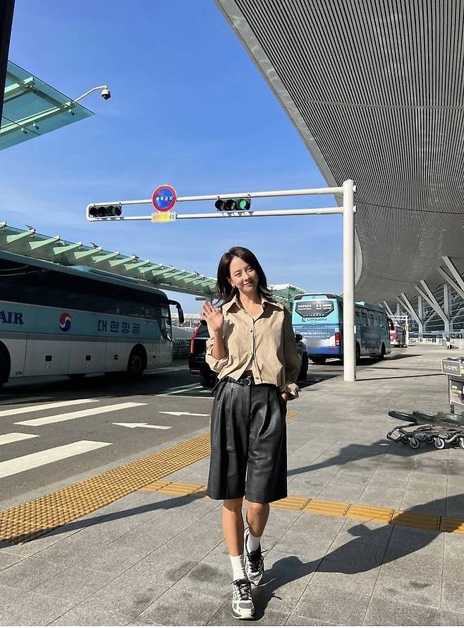 Actress Song Ji-hyo showed off her fresh charm with her airport look.On the 28th, Song Ji-hyo posted several photos along with an article entitled Ill be on my channel.Song Ji-hyo in the photo was impressed with the unchanging and lovely visuals, and the fresh smile seems to lower the discomfort index at once.Especially, the airport fashion with a sense of Song Ji-hyos fashion sense attracted attention.He paired his beige shirt with black leather pants in a cozy yet chic look.The fans are so beautiful  ⁇   ⁇   ⁇  I came to Hong Kong from England to meet my sister! I finally did not really imagine meeting tomorrow.On the other hand, Song Ji-hyo departed to Hong Kong on the afternoon of the 27th to digest the overseas schedule.There is a lot of interest in his movements, which are loved not only in Korea but also throughout Asia.