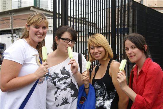 메로나를 들고 있는 외국인들