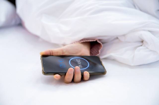 알람을 한 번만 맞추고, 그 알람을 듣고 바로 일어나야 개운하게 기상할 수 있다./사진=클립아트코리아