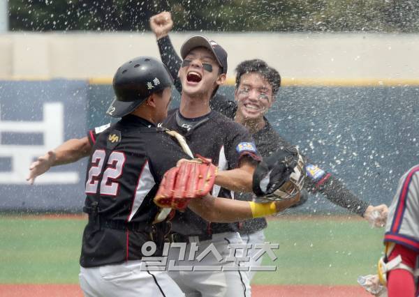 제78회 청룡기 전국고교야구선수권대회 물금고와 충암고의 8강전이 24일 오전 서울 목동구장에서 열렸다. 물금고가 11-9로 승리하고 4강전에 진출했다. 승리가 확정되는 순간 투수 서보한이 포효하고 있다 목동야구장=정시종 기자 capa@edaily.co.kr /2023.07.24.
