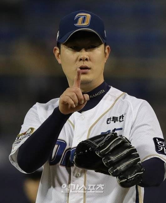 2017년 마산구장에서 열린 롯데와의 준플레이오프 4차전 선발 투수로 나온 최금강. IS 포토