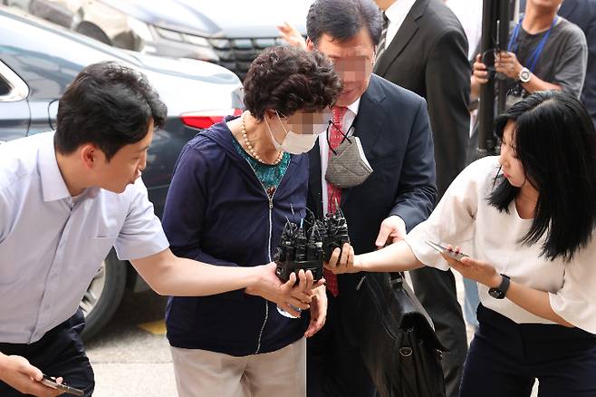 법정으로 이동하는 윤 대통령 장모 (의정부=연합뉴스) 임병식 기자 = 윤석열 대통령의 장모 최은순 씨(가운데)가 21일 경기도 의정부시 가능동 의정부지방법원에서 통장 잔고증명 위조 등 혐의 관련 항소심 재판을 위해 법정으로 이동하고 있다. 2023.7.21 andphotodo@yna.co.kr (끝) 연합뉴스
