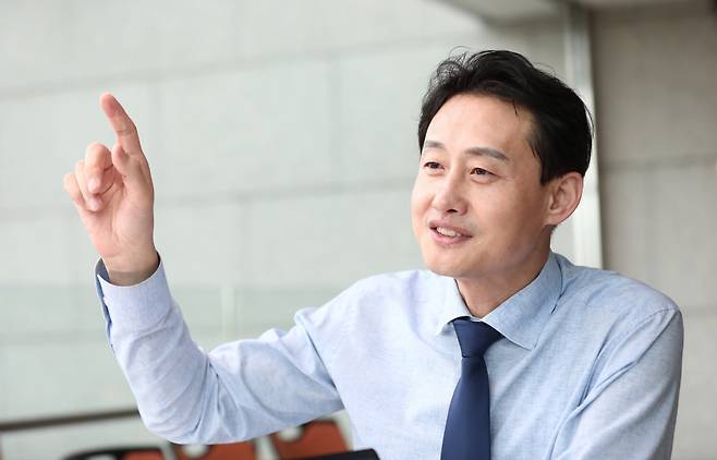 윤재관 전 국정홍보비서관이 25일 서울 여의도 국회 의원회관에서 시사저널과 인터뷰를 하고 있다. 문재인 전 대통령과 청와대 첫 출근부터 마지막 퇴근까지 함께한 1826일의 기억을 모은 《나의 청와대 일기》를 낸 소감을 밝혔다. ⓒ시사저널 박은숙