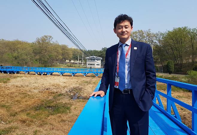 윤재관 전 청와대 국정홍보비서관이 2018년 4월27일 남북정상 도보다리 회담 시작 직전 마지막 점검을 하고 있는 모습이다. ⓒ윤재관 전 비서관 제공