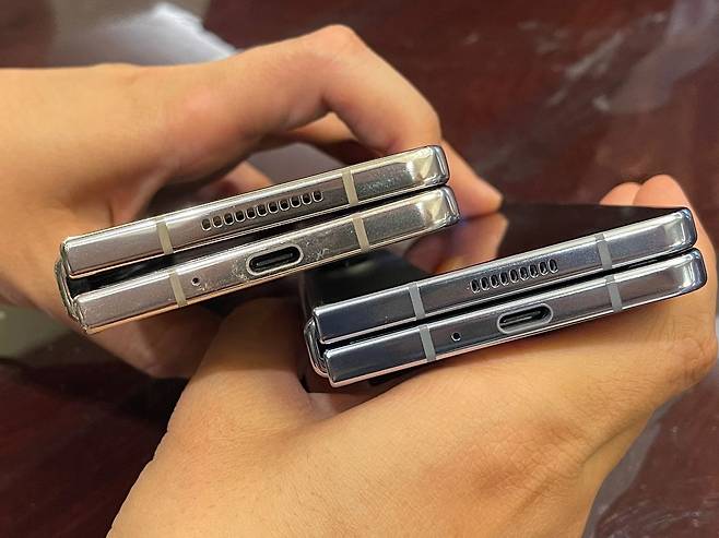 갤럭시Z폴드4(왼쪽)와 Z폴드5(오른쪽)의 접힌 모습 비교. Z폴드5에는 새로운 물방울 힌지(경첩)가 적용돼 접힌 부분의 밀착도가 개선됐다. Z폴드5의 두께(접었을 때)는 전작 대비 두께가 2㎜ 이상 얇아졌다. /윤진우 기자