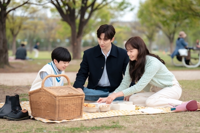 King the Land Lee Joon-ho, Im Yoon-ah goes on an indirect experience of childcare.In the 13th episode of JTBCs Saturday-Sunday drama  ⁇ King the Land ⁇  (playwright Choi Rom (Team Harimao), director Lim Hyun-wook, production Anpio Entertainment, Bipoem Studio, SLL), the story of former Hwarans son Yunzhi Ho (Kim Dong-ha) and Salvation (Lee Joon-ho) and Chun Love (Im Yoon-ah) are drawn.Earlier, Salvation and Chun Love greeted an unprecedented Danger in the relationship due to the marriage bomb remarks of Guilhun (Son Byeong-ho).There are two people who have overcome many Danger in the meantime, but the marriage is a crucial issue that is intertwined with the family and the King group.I wonder if Salvation and Love of Love will continue.In the photo, there is a question of Salvation and Chun Love enjoying a picnic in Yunzhi Hu and Han River, the son of Hwaran.I can feel the sincerity of Chun Love, who prepared food for his uncles salvation and picnic, who lends his legs so that his nephew can rest comfortably.