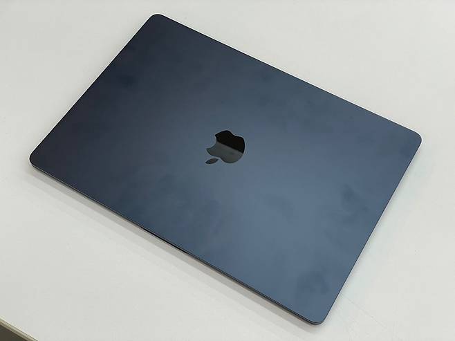 맥북 에어 15는 15인치 대화면과 11.5㎜ 두께로 외산 사무용 노트북 대비 30~40% 얇은 두께를 자랑한다. 다만 지문이 잘 묻어나는 알루미늄 외관은 개선이 필요해 보인다. /윤진우 기자