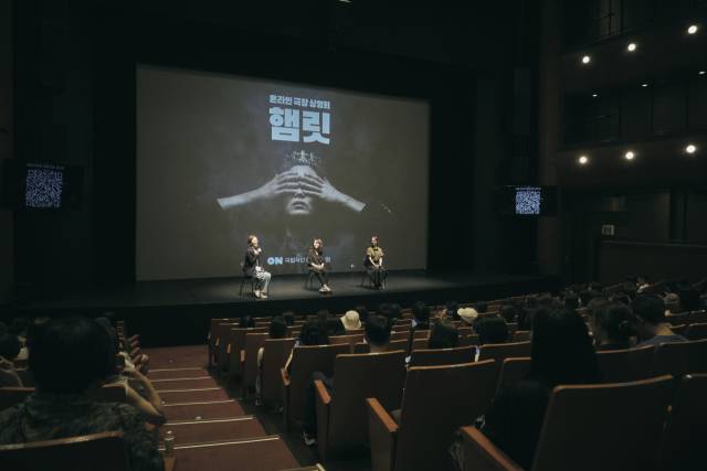 29일 온라인 극장 상영회 '햄릿'의 예술가와의 대화가 서울 중구 국립극단 명동예술극장에서 열렸다. 행사에는 김옥경 국립극단 공연기획팀장(왼쪽), 부새롬 연출, 배우 이봉련(오른쪽)이 참석했다. 사진 제공=국립극단