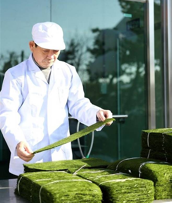 송철수 명인은 30여년 전 일본에서 김굽는 기계를 들여와 김을 만들면서 감태까지 함께 시작했다. 송 명인은 2015년 충남 서산시로부터 국내 최초이자 유일한 감태 가공분야의 명인으로 지정받았다.