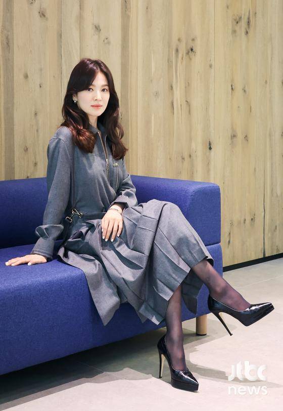 '제59회 백상예술대상'에서 TV부문 여자 최우수상을 수상한 배우 송혜교가 12일 오후 서울 마포구 상암동 JTBC에서 수상 인터뷰를 갖고 있다. 김현우 엔터뉴스팀 기자 kim.hyunwoo3@jtbc.co.kr (콘텐트비즈니스본부)