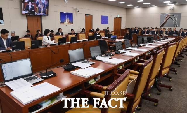 지난달 26일 과방위 전체회의가 국회에서 열린 가운데, 더불어민주당과 무소속 의원 등 야당 위원들이 대거 불참하거나 퇴장해 '반쪽회의'로 열리는 모습. /이새롬 기자