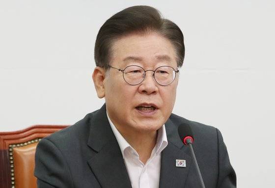 이재명 더불어민주당 대표가 지난달 31일 오후 서울 여의도 국회에서 열린 10.29 이태원참사 유가족 간담회에서 모두발언을 하고 있다. 뉴스1