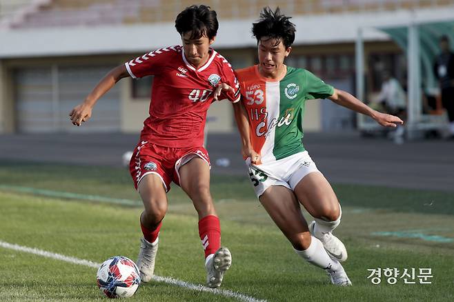 인천 부평고 안태훈이 1일 충북 제천종합운동장에서 열린 2023 대통령금배 고등U17 유스컵 결승 서울 중대부고와의 경기에서 임대훈과 볼 경합을 하고 있다. 문재원 기자