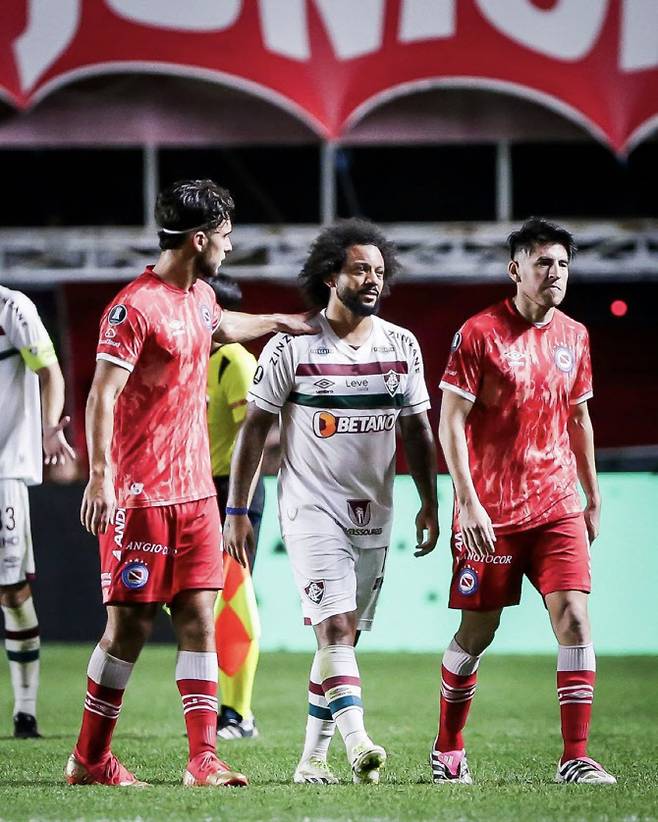 불운했던 사고에 상대 선수들도 마르셀루(플루미넨세)를 위로했다. 사진=블리처 리포트 풋볼