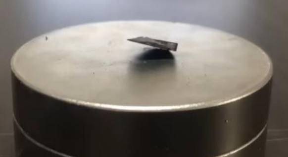 한국 연구진이 개발했다고 주장하는 상온 초전도체. 유튜브 갈무리