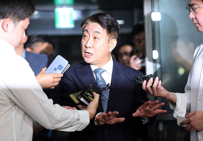 ▲ 이동관 방송통신위원장 후보자가 8월1일 오전 청문회 준비 사무실이 마련된 경기도 과천시의 한 오피스텔 건물로 출근, 취재진 질문에 답하고 있다. ⓒ 연합뉴스