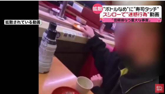 일본 회전초밥 식당에서 한 소년이 초밥에 침을 묻히고 있는 모습. (사진=니혼테레비 유튜브 채널)