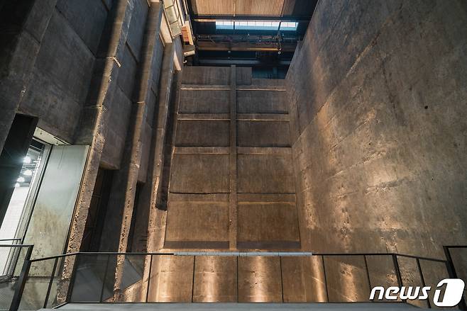 과거 쓰레기 저장고로 쓰였던 부천아트벙커B39 내부 모습. 이름에 쓰인 숫자 39는 이곳의 높이 39m에서 따왔다.(부천시 제공)/ 뉴스1