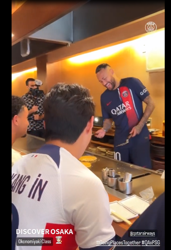 지난달 24일 PSG SNS에 공개된 일본 문화를 체험 중인 선수단의 모습. 오코노미야키를 제작 중인 네이마르가 이강인을 보며 웃음 짓고 있다. 사진=PSG SNS