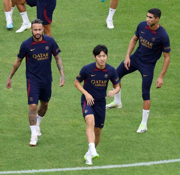 <yonhap photo-4208=""> 나란히 훈련하는 이강인·하키미·네이마르 (부산=연합뉴스) 강덕철 기자 = 파리 생제르맹(PSG) 네이마르(왼쪽부터), 이강인, 하키미가 2일 오후 부산 연제구 아시아드주경기장에서 열린 팀 오픈트레이닝에서 훈련하고 있다. 2023.8.2 handbrother@yna.co.kr/2023-08-02 19:49:14/ <저작권자 ⓒ 1980-2023 ㈜연합뉴스. 무단 전재 재배포 금지.></yonhap>