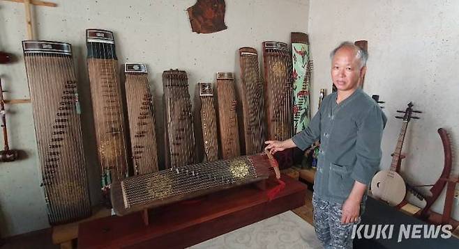 표태선 악기장이 복원해 그의 공방에 전시해 놓은 '신라금'에 대해 설명하고 있다. 사진=이익훈 기자