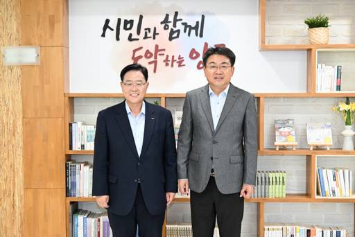 강수현 양주시장(왼쪽)과 오승록 서울 노원구청장이 3일 양주시장실에서 도봉면허시험장 양주 이전에 대해 의견을 나눈 뒤 기념찰영을 하고 있다. 양주시 제공