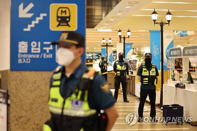 경찰, 묻지마 흉기 난동 현장 통제 (성남=연합뉴스) 홍기원 기자 = 3일 오후 경기 성남시 분당구 서현역에서 묻지마 흉기 난동이 발생해 경찰이 현장을 통제하고 있다. 2023.8.3 xanadu@yna.co.kr