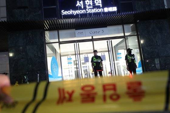 서현역 일대에서 묻지마 흉기 난동 사건이 발생한 3일 오후 경기 성남시 분당 서현역 AK백화점에서 경찰이 사건 현장을 통제하고 있다. 이날 오후 6시쯤 연령미상의 남성 A씨가 자신의 승용차를 이용해 인도로 돌진 후 차량에서 내려 흉기를 휘둘렀다.현장에 출동한 경찰에 A씨는 긴급체포됐다. 뉴스1