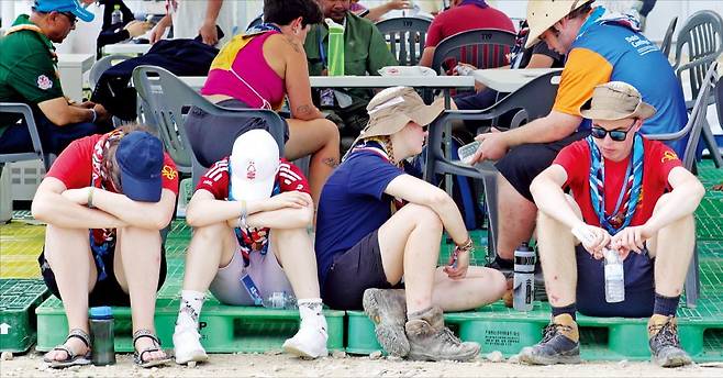 < 기진맥진 > 4일 세계스카우트잼버리대회가 열리고 있는 전북 부안군의 야영장 델타구역에서 폭염에 지친 스카우트 대원들이 쉬고 있다. 야영장에서 온열 질환자가 속출하자 대회 조직위원회는 냉수 공급 확대, 쿨링버스 130대 공급 등의 대책을 내놨다. /뉴스1