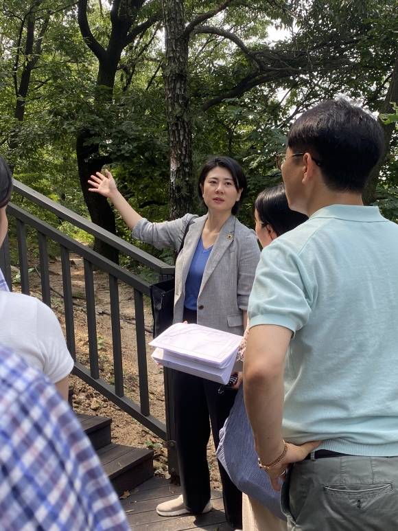 지난달 31일 박수빈 의원이 ‘북서울꿈의숲’을 찾아 현장을 직접 둘러보며, 공사 진행 상황을 철저히 점검했다.