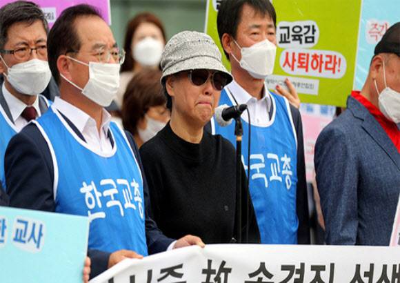 2007년 7월 7일 오전 전북도교육청 앞에서 고 송경진 교사의 아내인 강하정 씨가 제자 성추행 의혹이 해소됐음에도 교사에 대한 징계 절차를 밟은 김승환 도 교육감을 규탄하고 있다. (사진=연합뉴스)