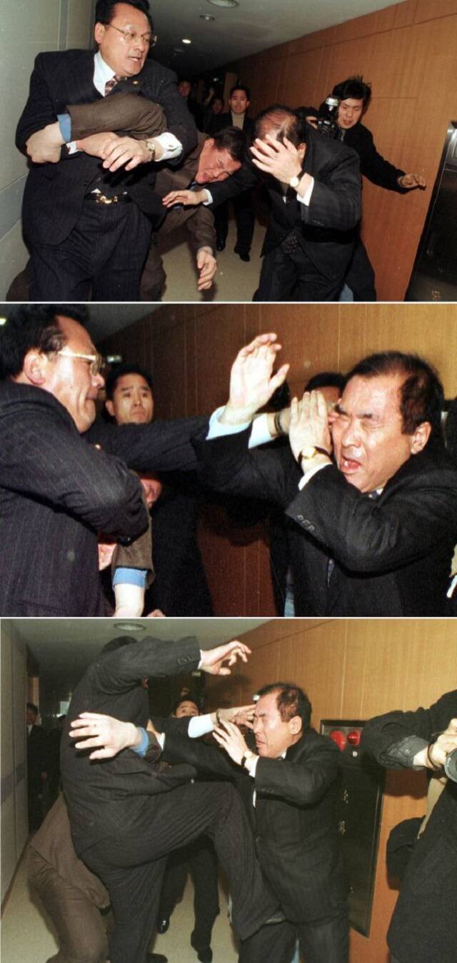 김호일 대한노인회장은 지난 3일 '노인 폄하 발언'에 대해 사과하러 온 김은경 더불어민주당 혁신위원장을 앞에 앉혀두고 일명 '사진 따귀'를 때렸다. 사진은 2000년 2월 18일, 당시 한나라당 의원이었던 김 회장이 낙천에 불복해 공천심사위를 마친 하순봉 당시 사무총장을 폭행하는 모습. /한국일보 제공