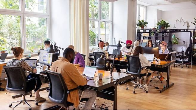 팬데믹 기간에 더 나은 일자리를 찾아 이직한 근로자의 직업 만족도는 거의 40년 만에 가장 높은 수준이었다