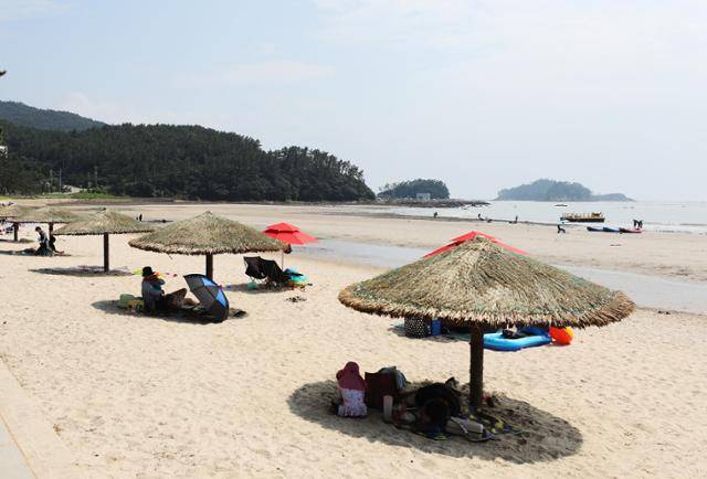 피서객들이 송호해수욕장 그늘막에서 햇볕을 피하고 있다. ⓒ박준규