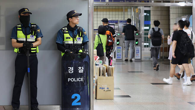 살인 예고 게시물이 올라온 지하철 역사 주변에 배치된 경찰 병력.