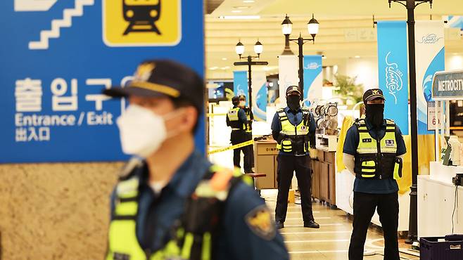 살인 예고 게시물이 올라온 지하철 역사 주변에 배치된 경찰 병력.