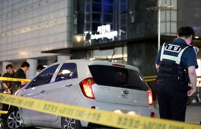 서현역 일대에서 흉기 난동 사건이 발생한 3일 오후 경기 성남시 분당 서현역 AK백화점 앞에 범인이 몰고 인도로 돌진한 차량이 세워져 있다. /뉴스1