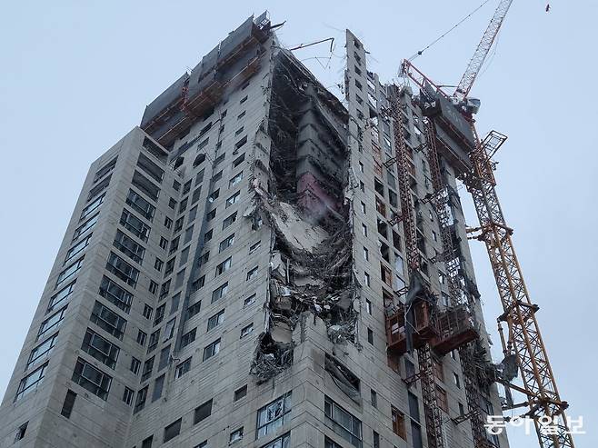 최근 대들보 없이 기둥과 슬래브로 건물 하중을 견디는 무량판 구조 아파트에 대한 불신이 확산되고 있다. 무량판 구조로 지어진 건축물 붕괴되는 사고가 잇따랐기 때문이다. 사진은 지난해 1월 발생했던 광주 신축 아파트 외벽 붕괴 현장 모습이다. 이 아파트도 무량판 구조를 적용해 지어졌다. 동아일보 DB