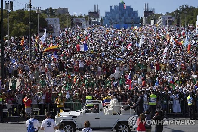 포르투칼 가톨릭 세계청년대회 도착하는 프란치스코 교황 (리스본 AP=연합뉴스) 프란치스코 교황(가운데 하단)이 3일(현지시간) 가톨릭 세계청년대회가 열리는 포르투갈 리스본 에두아르도 7세 공원에 도착하고 있다. 세계청년대회는 2∼3년 주기로 가톨릭을 믿는 청년들이 한자리에 모여 신앙을 성찰하고 사회 문제를 토론하는 행사다. 2023.08.04 danh2023@yna.co.kr
