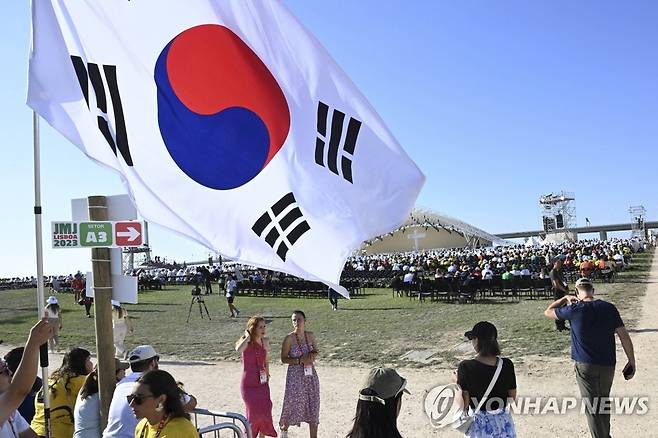세계청년대회 행사장에 휘날리는 태극기 (리스본 EPA=연합뉴스) 6일(현지시간) 포르투갈 리스본에서 열린 가톨릭 세계청년대회 행사장에 태극기가 휘날리고 있다. 2023. 8. 6 photo@yna.co.kr