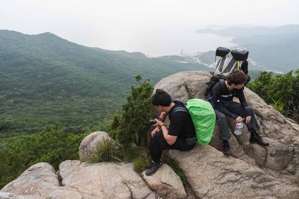 중간중간 보이는 조망 터에서는 하나개해수욕장이 내려다보인다.