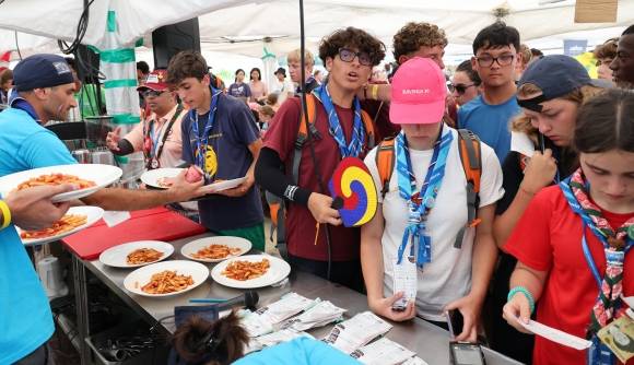 새만금 잼버리 참가자들이 지난 4일 전북 부안군 잼버리 야영장 내 이탈리아 홍보관에서 피자를 사고 있다. 참가자들의 기대가 큰 K팝 슈퍼 라이브 일정이 또 바뀔 것으로 보인다. 연합뉴스