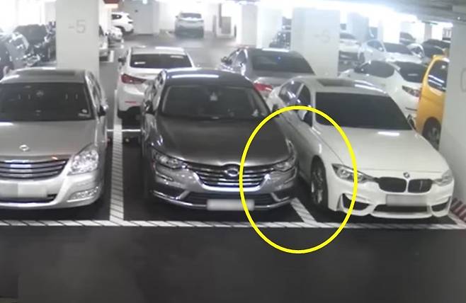 주차칸 선을 밟고 주차한 회색 차의 주인이 정상적으로 주차한 우측 흰색 차에 되레 욕설 낙서와 문콕 흔적을 남기고 갔다. (유튜브 '한문철 TV')