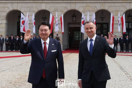 윤석열 대통령이 지난달 13일(현지시간) 바르샤바 대통령궁에서 열린 공식환영식에서 안제이 두다 폴란드 대통령과 포즈를 취하고 있다. 2023.7.14 대통령실 홈페이지