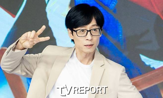 SBS Running Man is watching Summer Days with Coo Special effect.Running Man, which aired on the 6th, saw its target index of 2049 viewership rise sharply from last week to 2.8%, which is the No. 1 entertainment show in the same time zone, and the highest viewership per minute also soared to 6.2 percent (based on Nielsen Koreas metropolitan area and households).The broadcast was decorated with Summer Days with Coo last week, giving a more intense smile.Yoo Jae-Suk, Kim Jong-kook and Song Ji-hyo got the right of exchange side by side in the mud fight with the right of exchange, and the production team gave the loser Ji Suk-jin, Yang Se-chan and Haha three chances to resurrect the loser.Yang Se-chan won the right of exchange, and the younger of the three won the right of exchange.Yang Se-chan, who had a chicken house career, challenged the cauldron chicken, and Yoo Jae-suk declared, I will not put magic soup.Yoo Jae-Suk, who had a hard time catching the flavor of jjamppong soup, secretly dropped a lot of reddish with the help of Yang Se-chan, but this part turned out to be something he did not know at the production Jindo site.The members, who did not know anything, were satisfied with the taste, saying, It is amazingly perfect. It is like the 5th Champon in Paju. On the other hand, the cauldron chicken was applauded by everyone for its perfect visual and taste.Yoo Jae-Suk and Yang Se-chan, who received the most praise in the picture diary time with another right of exchange, added the right of exchange.In addition, the members went on a ping-pong bet on dawn day. The game was fiercer than expected, and this scene took the best minute with the highest audience rating of 6.2% per minute.As a result of the final confrontation, dawn day was won by Yoo Jae-Suk, Ji Suk-jin, Song Ji-hyo and Kim Jong-kook.