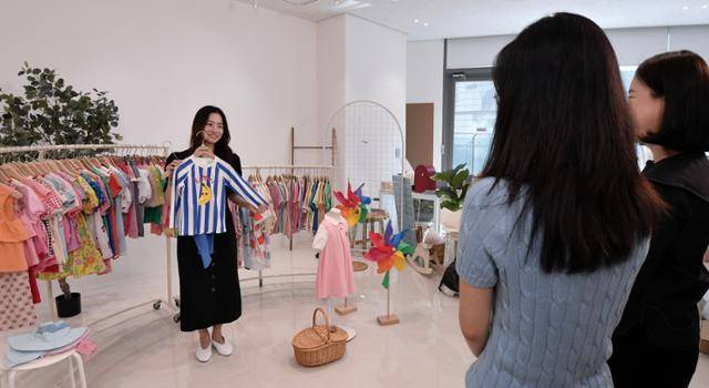 이은주 씨엠아이파트너스 대표가 서울 회현동 사무실 내 스튜디오에서 인터넷 생방송을 위한 어린이 의류를 들어 보이고 있다. 그는 코로나19가 확산될 때 직접 쇼핑을 위한 인터넷 생방송을 진행하기도 했다. 안다은 인턴기자