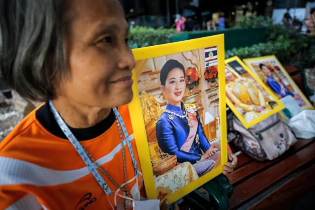 지난해 12월 태국 방콕에서 한 시민이 라마 10세 국왕의 장녀인 팟차라끼띠야파 나렌티라텝파야와디 공주의 사진을 들고 그의 회복을 기원하고 있다. 방콕=EPA 연합뉴스 자료사진